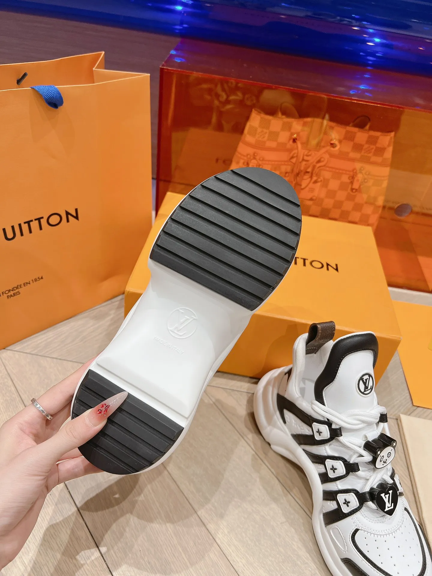 👟👟Ex-factory price 720👟👟 LV 2024 new model, Chinese Valentine's Day limited edition, fresh and refined colors, each color is equipped with different buckles, each with its own unique charm.  Cowhide color-blocked ventilated arch bridge dad shoes. Wear them for travel and dates, and you will be the center of attention.  Code number: 35-40 (41 customized)